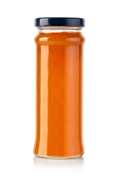 アプリコットの瓶またはクリッピングパスで白い背景に分離された桃のジャム