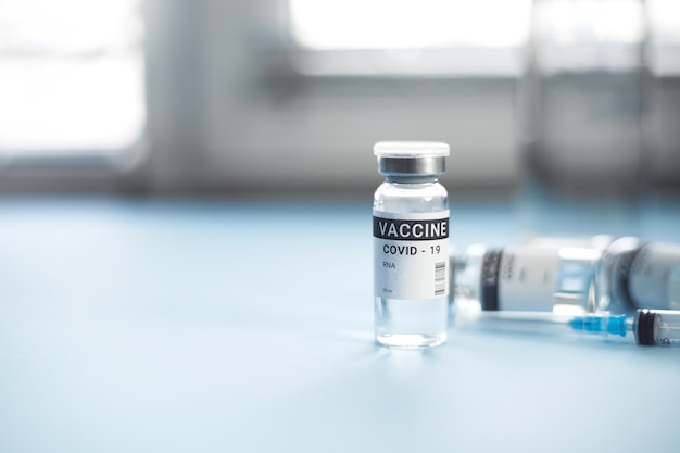 Foto un barattolo di vaccino contro il coronavirus