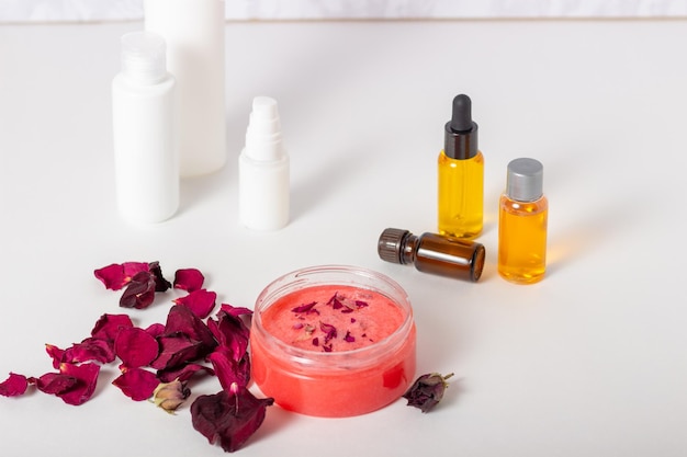 Vasetto di scrub cosmetico per il corpo con petali di rosa. cosmetico naturale. cosmetici per la casa