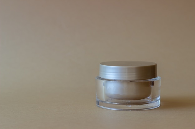 Un vasetto di crema. cosmetici. cura della pelle.