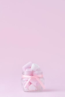Vaso di deliziosi marshmallow rosa su sfondo rosa un regalo di saluto per le vacanze di san valentino
