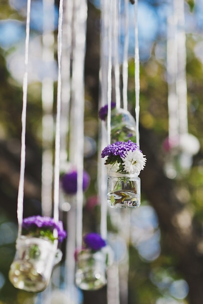 Photo the jar of flowers hanging on the rope 5816