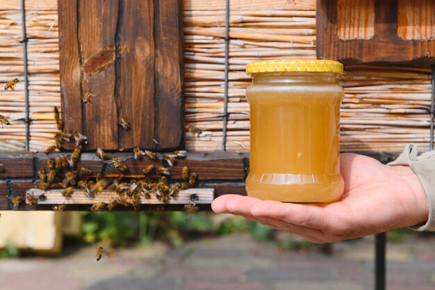Vaso di miele fresco in un barattolo di vetro concetto di apicoltura vista dall'alto spazio di copia