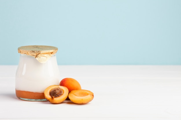 Foto vasetto di latte fresco e frutta di albicocca