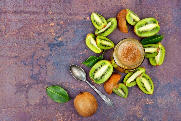 Foto barattolo di marmellata di kiwi spazio per il testo