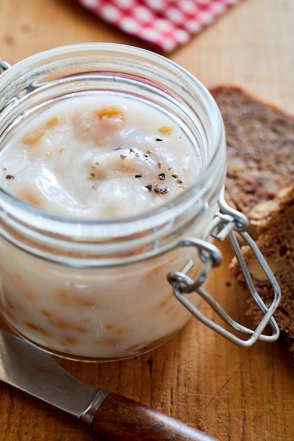 Foto vaso di lardo spalmato sulla tavola