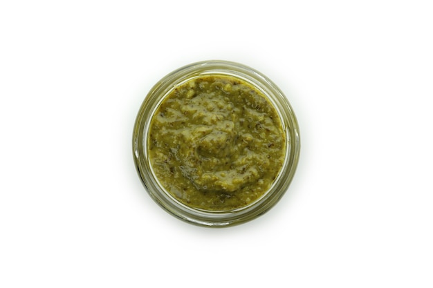 Vasetto di salsa di pesto isolato su sfondo bianco