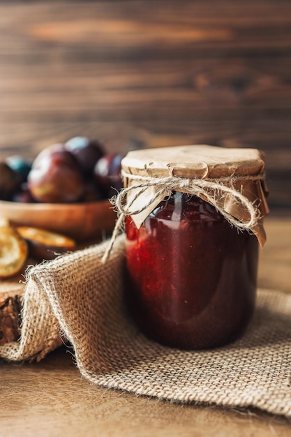 Barattolo di marmellata di prugne con decoro artigianale