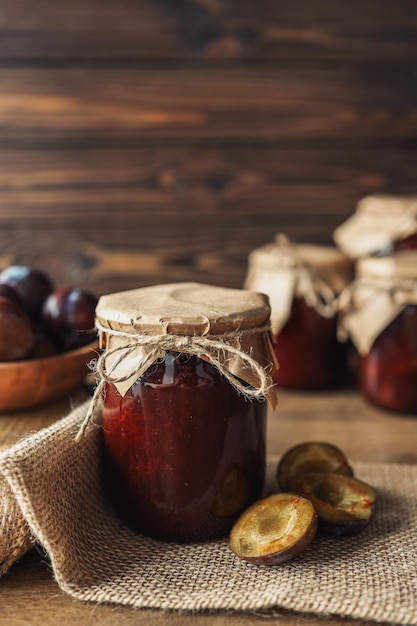 Barattolo di marmellata di prugne con decoro artigianale