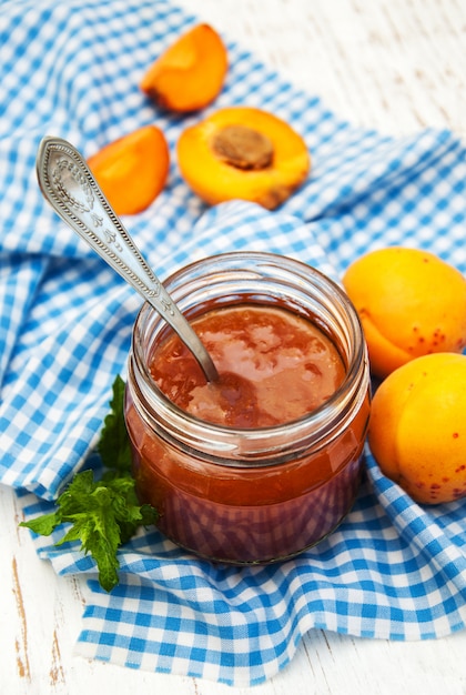 Foto vaso con marmellata di albicocche su un tavolo