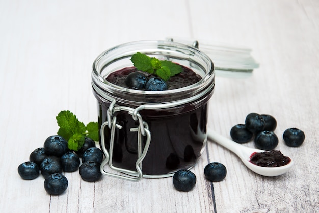 Vaso con marmellata di mirtilli