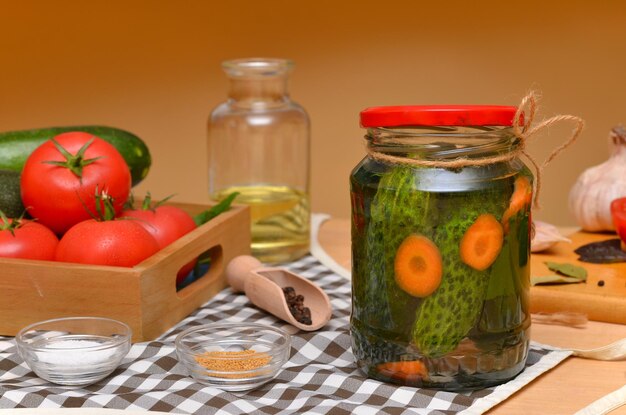 Vaso con primo piano di cetrioli in scatola sul tavolo della cucina