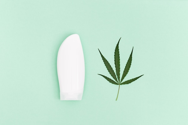 Vaso con prodotto cosmetico, gel o shampoo con olio di cannabis flack bianco per la cura di sé. vista dall'alto.