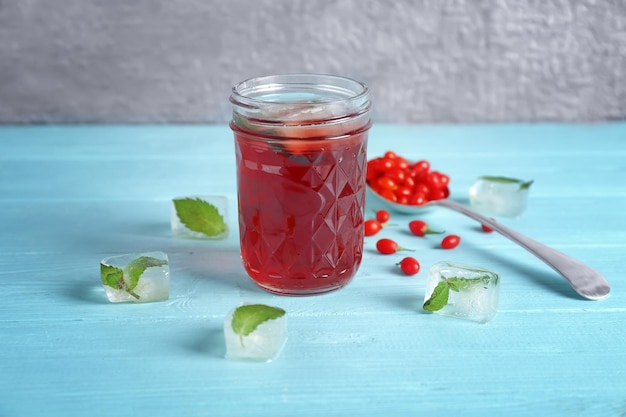 Foto vaso con succo di goji sul tavolo