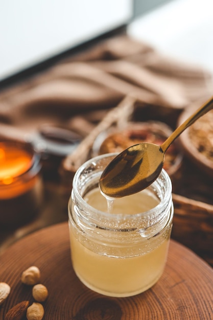 사진 그라놀라 배경에 천연 꿀이 있는 항아리 좋은 아침 개념
