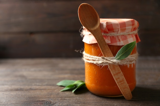 Vaso con caviale di zucca su superficie in legno