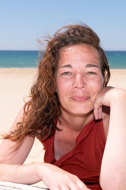 Jaren veertig lachende vrouw op het strand