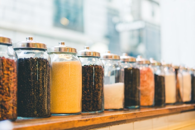 Foto vasetti di caffè in grani, caffè istantaneo, zucchero e ingredienti