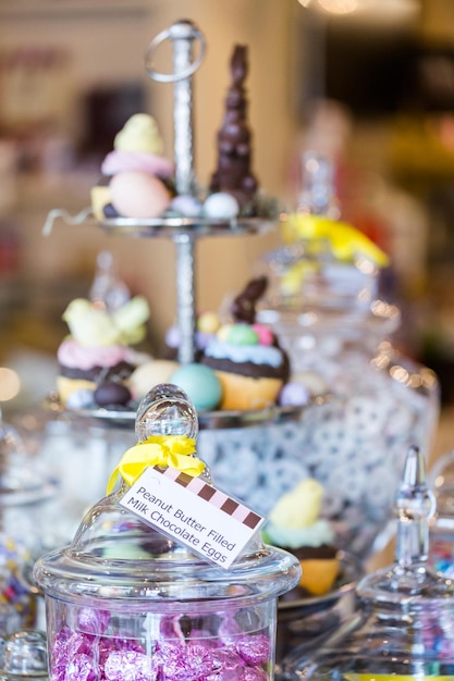 Foto barattoli pieni di caramelle diverse presso il negozio di caramelle boutique.