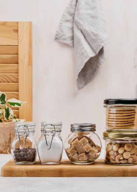 Foto vasetti pieni di ingredienti alimentari e stoffa