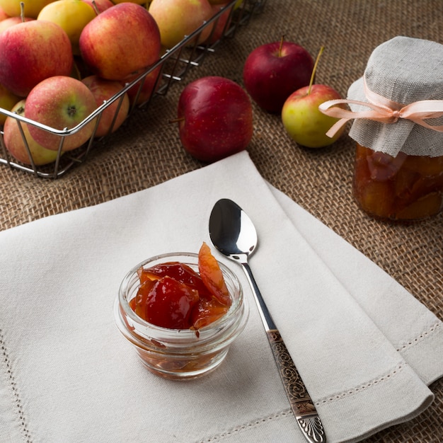 Фото Баночки с яблочным вареньем и свежими фруктами