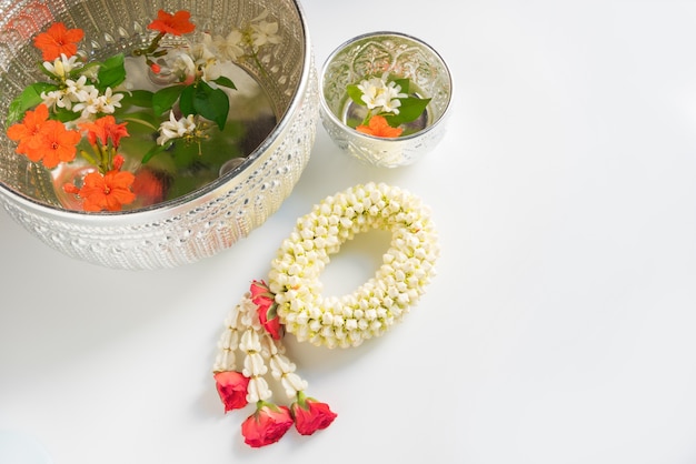 jasmijn bloem ring of guirlande bereiden om oude mensen te respecteren