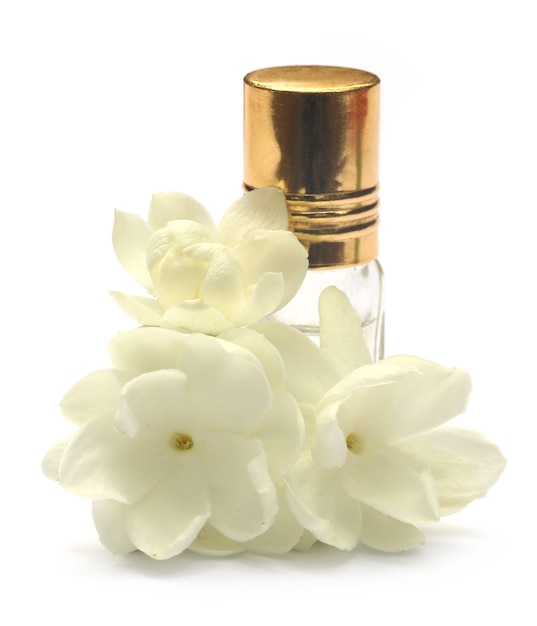 Цветок жасмина с бутылкой эссенции на белом фоне