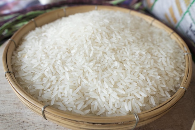 Photo jasmine organic rice in thailand foods, selection fucus.