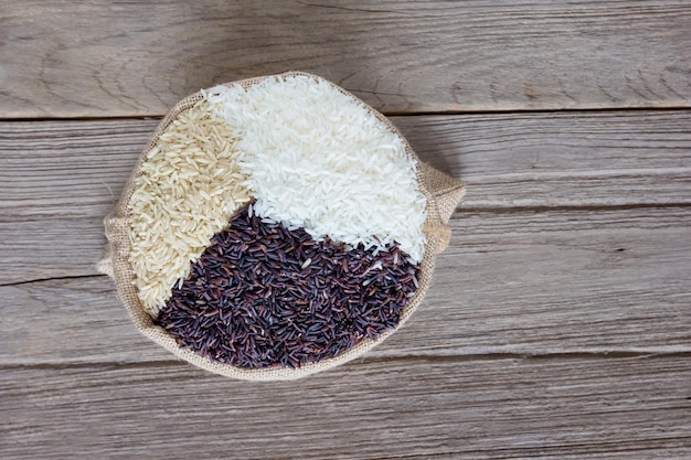 Ясминный рис Грубый рис и ягоды Рис в мешках