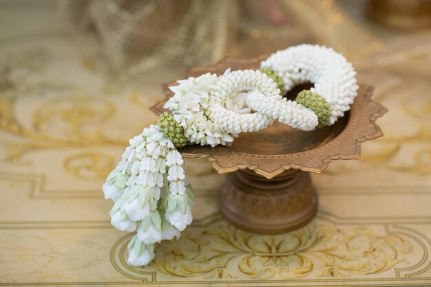 花嫁のためのジャスミンステアリングホイールの花
