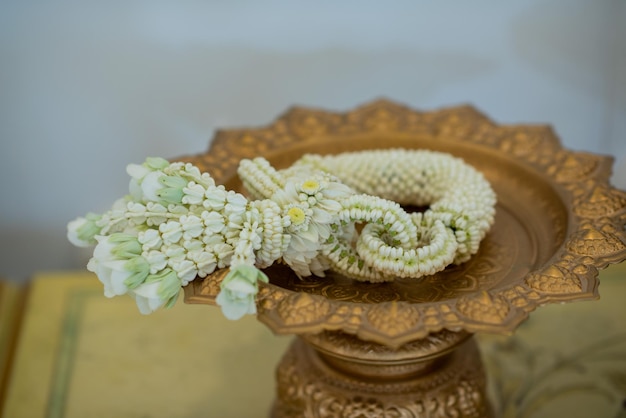 Цветок жасмина на руле для невесты