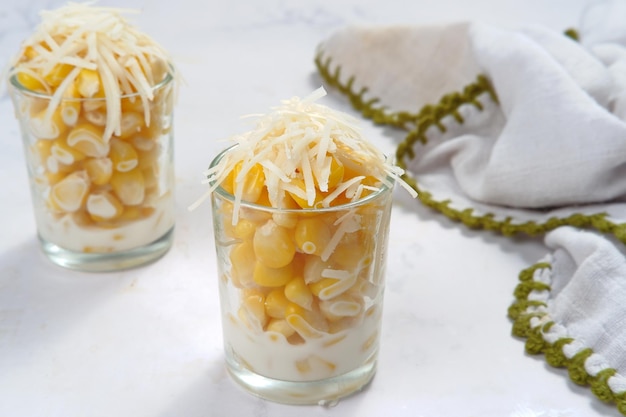 jasuke 또는 Jagung Susu Keju는 서부 자바에서 인기 있는 달콤하고 크림 같은 스낵입니다.