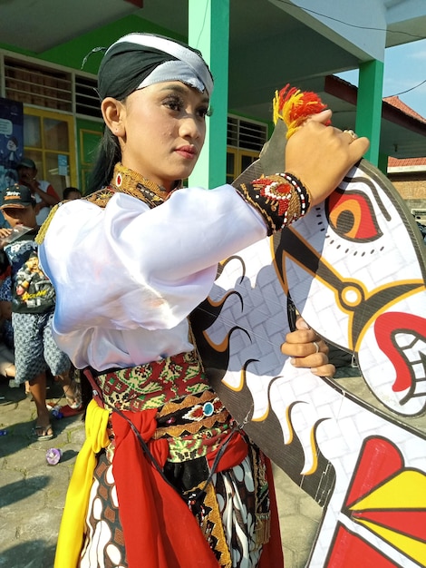 Foto ballerina jathil in giava orientale, in indonesia