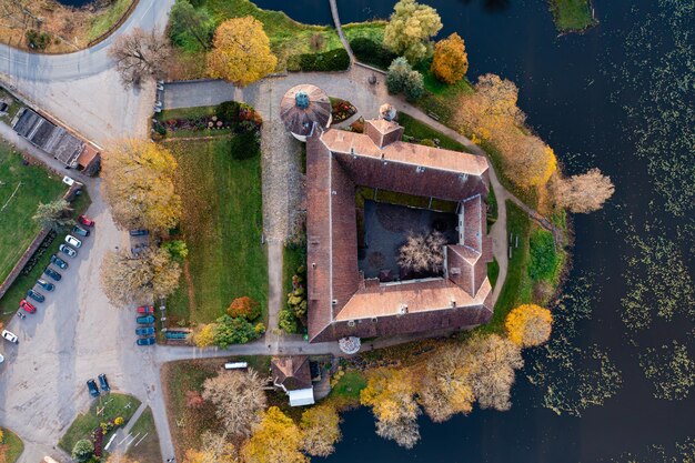 Замок Яунпилс был построен в 1301 году как крепость Ливонского ордена в Латвии вид сверху вниз