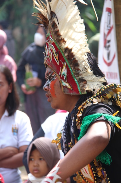 Javaanse traditionele dans met verenmasker topeng