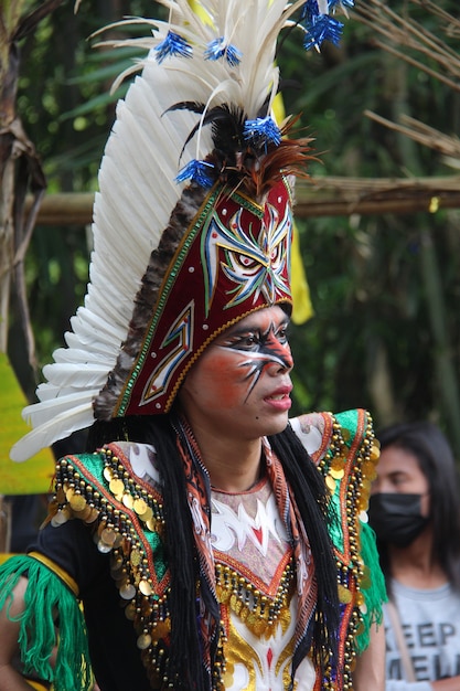 Javaanse traditionele dans met verenmasker topeng