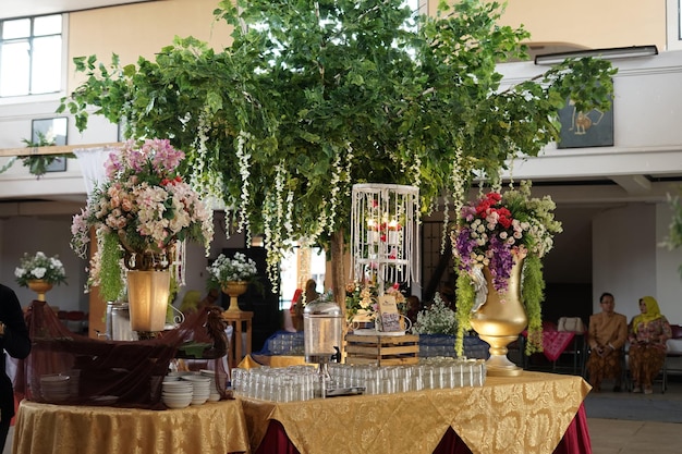 Javaanse trouwjurk huwelijksceremonie huwelijksboog huwelijksmoment bruiloft eten