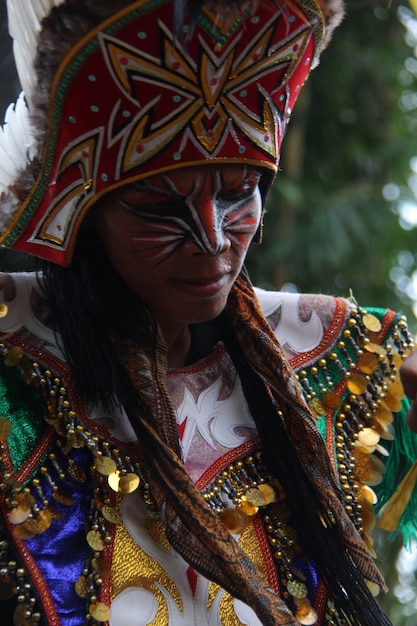 Foto danza tradizionale giavanese con maschera di piume topeng