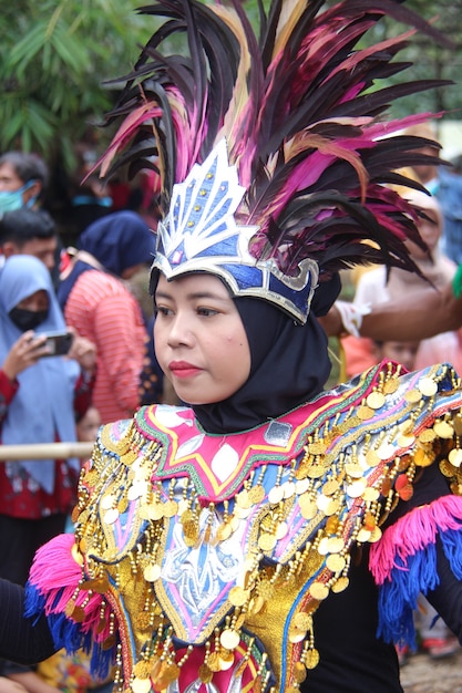 Photo javanese traditional dance with feather mask topeng