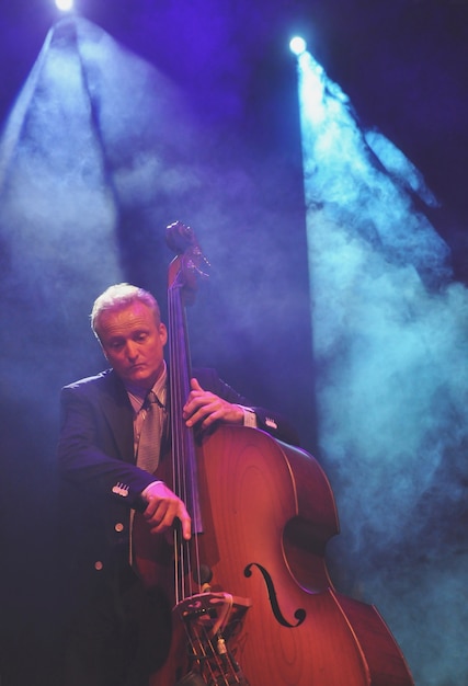 Jazz cellist speelt cello onder de toneellichten