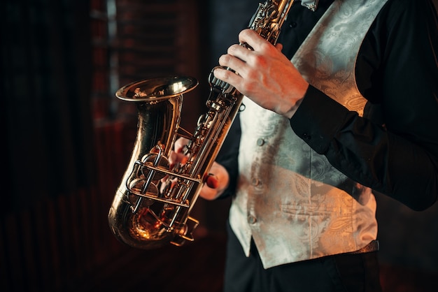 Jazz man handen met saxofoon close-up