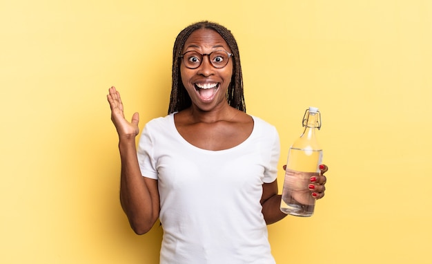 Je blij, opgewonden, verrast of geschokt voelen, glimlachen en verbaasd zijn over iets ongelooflijks. waterfles concept