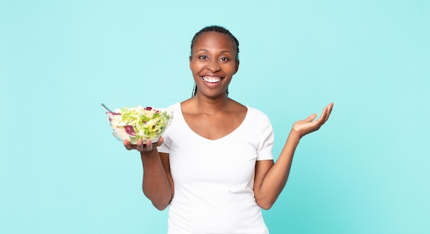 Je blij voelen, verrast zijn met het realiseren van een oplossing of idee en een salade in de hand houden