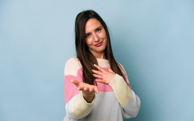 Je gelukkig en verliefd voelen glimlachen met één hand naast het hart en de andere naar voren gestrekt