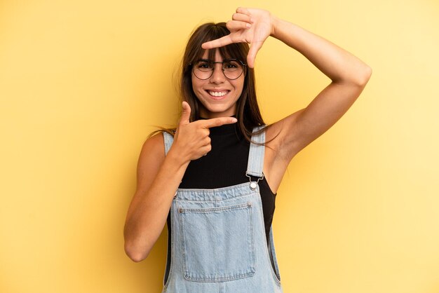 Je gelukkig en vriendelijk voelen en positief glimlachen en een portret of fotolijst met handen maken