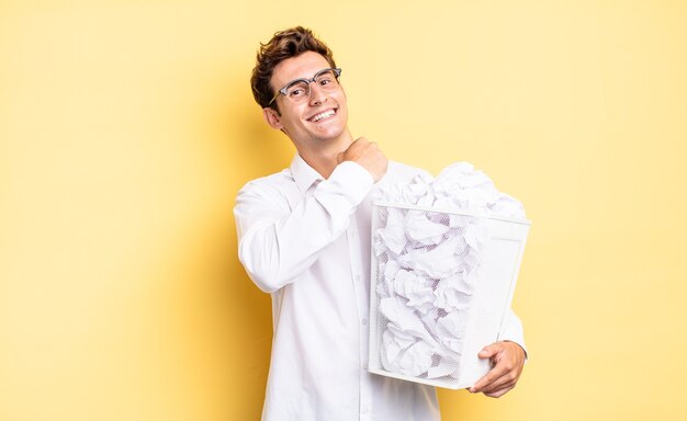 Je gelukkig, positief en succesvol voelen, gemotiveerd zijn bij het aangaan van een uitdaging of het vieren van goede resultaten. prullenbak papier concept