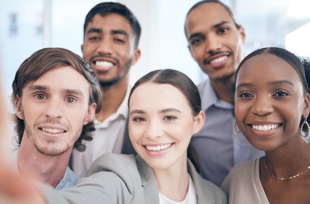 Je glimlach fleurt iemands dag op Shot van een groep zakenmensen die een selfie maken op het werk