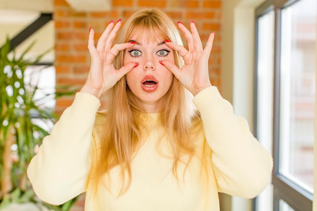 Foto je in de gaten houden, niet vertrouwen kijken en alert en waakzaam blijven