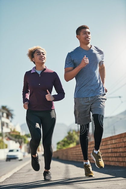 Je sportschool is net buiten je voordeur Shot van een jong stel dat samen aan het hardlopen is