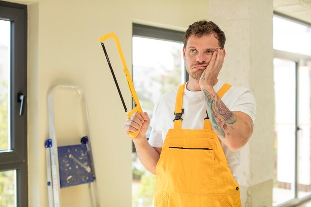 Je verveeld voelen, gefrustreerd en slaperig na een vermoeiende